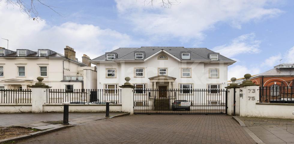 Studio property located within a secure gated development High Street , Hornsey 